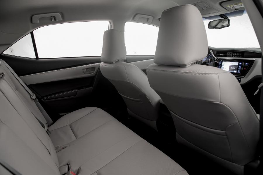 Интерьер Toyota Corolla XEi 2017 года  (LA) (фото 23 из 23)